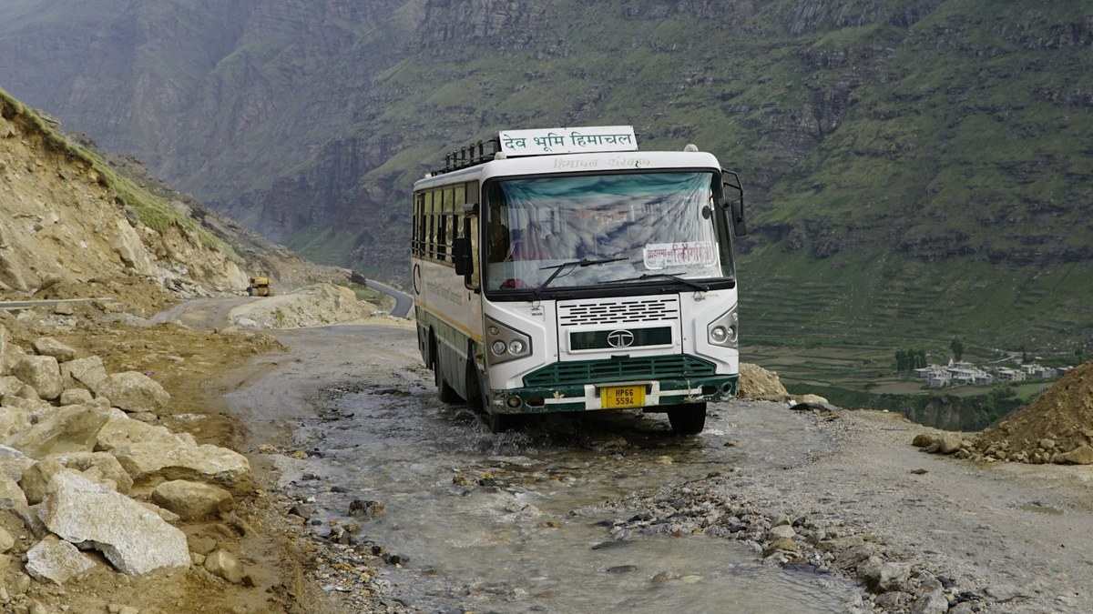 पहाड़ी सड़क पर बस की प्रतीकात्मक तस्वीर
